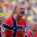 ハーランド、アライグマが酒瓶抱える置物抱えてノルウェー帰国　セレモニーに９万人集まる