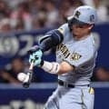 阪神　佐藤輝１試合２発に敵地が騒然　バックスクリーンへ２０号　直近３戦４発の量産体制　シーズン３５発ペースに　先発・高橋も両手を挙げてガッツポーズ
