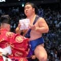 ２日で６０６万円！幕内・藤ノ川、連日の結びで“極厚の束”１０１本の懸賞にホクホク！「今日こそ焼き肉に行く」　戦後初の初挑戦から横綱戦４連勝