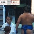 藤ノ川、花道奥で…カメラが捉えた“付け人も誇らしげ”な一コマに反響「付け人嬉しそう」「そりゃそうなるわ」 連日の横綱撃破＆大量の懸賞束に