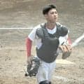 「来た！」打球は左翼席へ　全国強豪校に一矢　府中西・布崎捕手