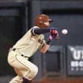 日本ハム・田宮に痛恨アクシデント　バント試みた左手指に１５１キロ直撃　苦悶の表情　新庄監督「×」マーク出し負傷交代　球場どよめき