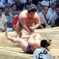 十両・欧勝海が押し倒された際に負傷　自力で歩行することができず　右足首を負傷か