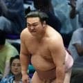 炎鵬が左腕抱え込まれながら耐え２勝目「怖かったですね」勝利後に顔ゆがめ腕気にするそぶり