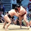綱取りの霧島、初日から４連勝　過去７勝１４敗の隆の勝を退ける