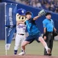 【中日】松中コーチが長男と始球式でサプライズ対決、社会人ハンドボール選手の松中大輝が登板