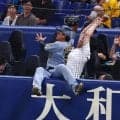 【阪神】前川右京にファンのヘルプの手？　ネットにズボンのボタンが引っかかる