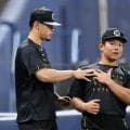 珍しいシーン！阪神・佐藤輝が嶋村に打撃アドバイス　身ぶり手ぶりを交えた熱血助言　アップ前に１軍昇格後無安打の悩める後輩を優しくサポート