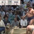 21歳小兵力士に衝撃「まるで空気投げ」 関脇を“ほぼ触れず”に撃破…衝撃の秒殺劇に実況驚き、館内は呆然
