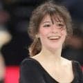 「知らなかった」「めっちゃオシャレ」フィギュア五輪女王のアリサ・リュウ、腰に入ったタトゥーに反響　表彰式での背中全開ドレス姿で判明