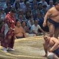 幕内最年長力士が“くるり一回転” 173kgの巨体ヒラリ「でたアクロバット相撲」「角界のジダン・高安」意表を突く妙技に館内どよめき