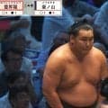 「懸賞金が少年ジャンプ」結びの一番直後に驚きの光景 今場所を象徴する一コマに「ジャンプより厚い」ファン興奮