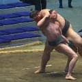「柔道家やないか」「ダンスやで」体重76キロ力士、160キロの巨漢を“片足ケンケン”で大逆転白星 “斬新”な攻めに何度もどよめき