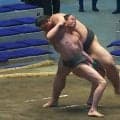 「柔道家やないか」「ダンスやで」体重76キロ力士、160キロの巨漢を“片足ケンケン”で大逆転白星 “斬新”な攻めに何度もどよめき