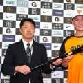 【巨人】まさか福井で…坂本勇人の新たな“通算300号伝説”　SSK社が漆塗り記念バット贈呈