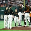 【巨人】帽子をとってペコリと日本流の謝罪　ウィットリーが中日村松に156キロを背中に死球で