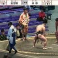 「画ヂカラつよすぎ」大相撲、感動の場面で“ただならぬ”存在感を放つ力士の姿 親方との“奇跡的な2ショット”に「見守る親父と妖精」「存在感ハンパない」