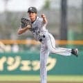 阪神２軍戦　横田慎太郎さん役の松谷鷹也がファーストピッチ　投球後には感極まる　贈られたグラブ手に「慎太郎さんといつも一緒にいる気持ち」