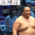 「41歳でこれやる？」玉鷲、全勝の白熊を“一撃”で戦闘不能状態に… 激しすぎる攻めに「容赦ない」「圧倒的」ファン驚嘆
