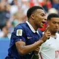 エムバペ、ハーフタイムでユニホーム交換し敵将と談笑　「奇妙な光景」と英紙