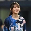 「仕草がアイドルじゃない笑」京セラＤ降臨の美女が可憐投球披露　異例のベンチ円陣声出しも　ネット騒然「まさかｗ」「これはノーバンと言っていいのでは」