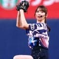 ショートパンツから豪快足上げ　国民的アイドルの「99点」投球…直後に異例の“円陣参加”
