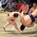 西十両１１枚目の炎鵬が逆転のすくい投げで２連勝し４勝４敗に「必死だった。後半戦は辛抱。すべて我慢強く」