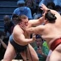 左足親指の爪が浮き、血が出る　７勝目の安青錦が土俵下に転落　支度部屋で負傷個所を説明
