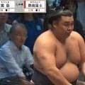 「メンチ切ってる」霧島、熱海富士に詰め寄り“ただならぬ形相” カメラが捉えた“わずか2秒”の出来事に元若乃花も驚きと困惑