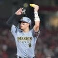 阪神・佐藤輝がハーンから勝ち越しの２点適時二塁打　前夜は胸元付近への速球に怒りの表情　一夜明けて、二塁上で魂のガッツポーズ