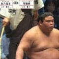 「これはガッカリ」「客に失礼」伯乃富士の立ち合いに館内騒然…怒号、憤りの声も「首の後ろに一発入った。琴勝峰がちょっとフラフラと…」元若乃花も困惑
