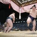 安青錦が横綱大の里撃破！勝ち越し８勝目あげて大関復帰１０勝へあと２　綱とり霧島は痛恨２敗目　９日目は２横綱２大関総崩れの波乱　１敗首位は安青錦、琴栄峰、獅司の３人