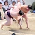 小兵の藤ノ川、１８５キロの王鵬をつり上げて～からの～すくい投げ！「極められていなかった。重かったですよ」…豪快な相撲で４勝目