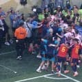 「子供も見てるから…」W杯優勝弾の“コーナーフラッグ蹴り飛ばし”が波紋！カメラマンも身を引く激しさに「警告では？」「壊すな」【W杯】