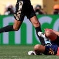 「交通事故だろ」「吹っ飛んでるやん」19歳スペイン代表DF、危険タックル受けて空中大回転「まじで危ない」激しすぎる接触に心配の声