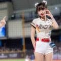 奇跡のチアが大胆衣装で応援「かわいい！」　交際噂のイケメン野手と“イチャイチャ”