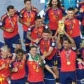 ｢なんで不燃ゴミ扱いw｣W杯優勝トロフィーのまさかの“持ち運び方”にツッコミ続々！｢ククレジャよ、トロフィーをそんなゴミみたいに…｣｢さすがにレゴだよね？｣