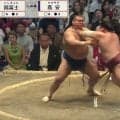 夏の大相撲 幕内力士対決で犬神家“W逆さ足”が出現？ まさかの珍光景にファン熱視線「Wスケキヨ」