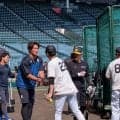 【阪神】DeNA藤浪晋太郎が藤川球児監督にあいさつ　元同僚で通じ合った仲、豪快に笑う