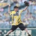 佐藤隆太にまさかのサプライズ！始球式で“川藤対決”　甲子園のマウンドにひざまずくも聖地が大歓声