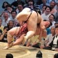 横綱・大の里が６勝目　前日の黒星を引きずらず...平幕の大栄翔を退ける