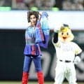 【ソフトバンク】藤原紀香、妖艶な衣装でノーバン投球「初めてミットにボールが届きました」