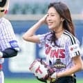 14連勝レ軍に朗報…「あまりに美しい」48歳人気女優が降臨　話題の豪快投球「女神爆誕」