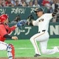 巨人・吉川が緊急交代　アクシデント発生か　四回に一塁を駆け抜けた後に代走が送られる