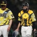 【阪神】坂本誠志郎にひやりアクシデント　ミット付けていない右手にボール直撃