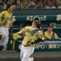 【阪神】森下翔太が右人差し指回す「ホームラン」ジェスチャー　牧秀悟の大飛球が風で戻され