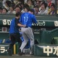 ＤｅＮＡ伊勢が緊急降板　投球後にマウンド上で苦しそうな表情を見せてベンチ裏へ