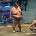 252キロの超巨漢を“片手“で投げた！ 衝撃の”秒“決着「なんじゃそりゃ」「すごい片手で」驚嘆の声相次ぐ