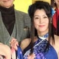 「信じられないぐらいのスタイルと美貌」人気大物女優、“ド派手衣装”でノーバウンド投球披露…「カッコ良すぎます〜」