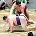 友風が負け越し　相手の寿之富士は「背も高いし、手も長い。嫌な相手。でも一生懸命やりました」